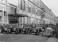 Die Mercedes-Mannschaft im Werk der Daimler-Motoren-Gesellschaft in Untertürkheim stellte sich vor der Abreise zur Targa Florio des Jahres 1924 zum Gruppenfoto.